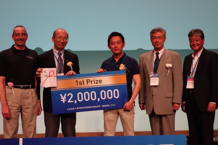 Koji Kuchiishi of Cyfuse Biomedical winning the top prize