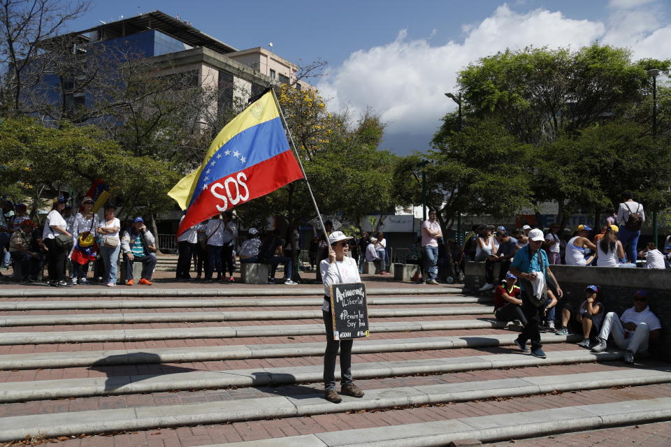 Los manifestantes antigubernamentales comienzan a reunirse en un mitin para exigir la renuncia del presidente venezolano Nicolás Maduro en Caracas, Venezuela, el lunes 4 de marzo de 2019. Estados Unidos y otros 50 países reconocen al líder del Congreso, dominado por la oposición, Juan Guaido, como el presidente legítimo de Venezuela, mientras que Maduro dice que es el blanco de un plan de golpe respaldado por Washington. (AP Foto/Eduardo Verdugo)