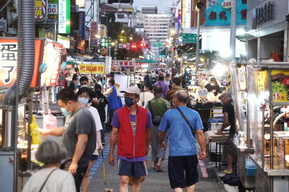 受武漢肺炎疫情影響，而暫停營業兩個多月的萬華廣州街夜市，在疫情漸緩後今天傍晚重新開市營業。   圖：張良一/攝