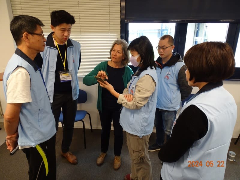 綠島油污難清除  海保署請益法國專家 綠島沿岸民國112年底遭油污污染，但部分地區地勢 崎嶇難以清理，為妥善處理油污問題，海保署人員5 月前往法國水域意外污染事故研究調查中心（簡稱 Cedre），空運油污樣本至Cedre進行檢驗，向法國專 家請益。 （海保署提供） 中央社記者洪學廣傳真  113年6月22日 