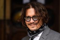 2020 verklagte Depp die britische Boulevardzeitung "The Sun" wegen Verleumdung, nachdem diese ihn in einem Artikel als "wife beater" (dt.: Ehefrauenschläger) bezeichnet hatte. Er versuchte zwar während des Prozesses, Amber Heard als Zeugin unglaubwürdig zu machen, hatte damit aber keinen Erfolg ... (Bild: Dan Kitwood/Getty Images)