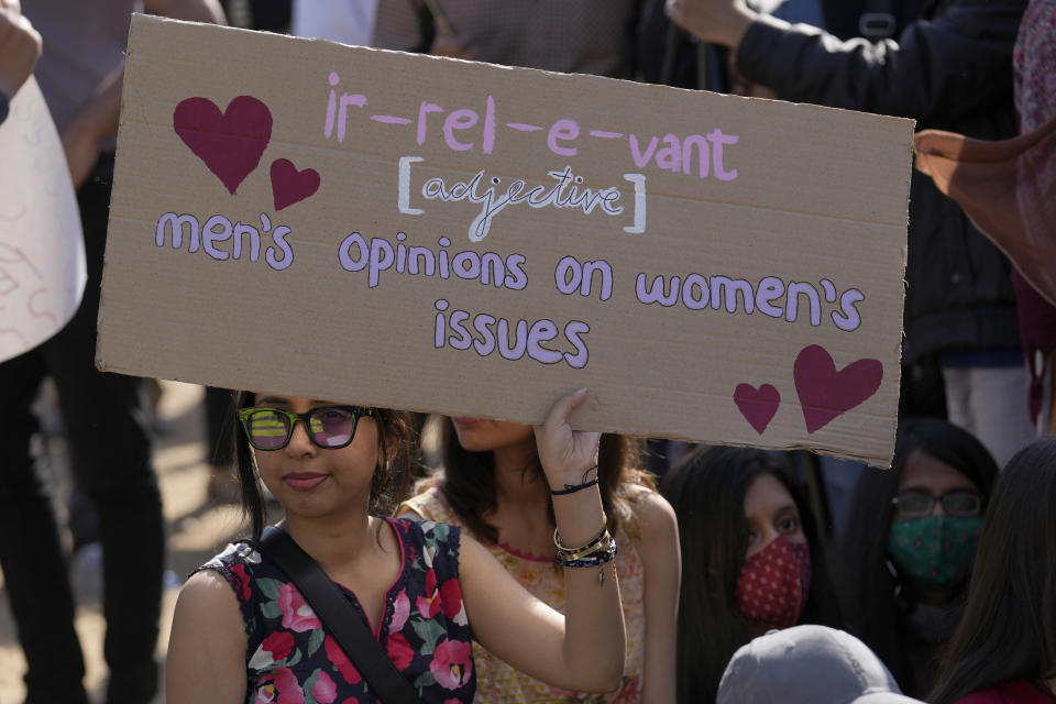 En esta imagen de archivo, activistas del grupo "Frente Democrático de Mujeres" participan en una protesta por el Día Internacional de la Mujer, en Lahore, Pakistán, el 8 de marzo de 2023. Mujeres de todo el mundo exigirán igualdad salarial, derechos reproductivos, educación, justicia y otras necesidades esenciales durante las manifestaciones para conmemorar el Día Internacional de la Mujer el 8 de marzo. (AP Foto/Anjum Naveed, archivo)