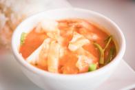 Exotischer wird es mit diesem besonderen Fisch-Rezept aus Thailand: Paprika, Zwiebeln, Knoblauch und Chili werden in der Pfanne gedünstet. Fruchtfleisch von Papaya und Avocado hinzugeben, mit Wasser auffüllen und die Zutaten pürieren. Fünf Minuten vor dem Servieren der Suppe werden Kabeljau-Fischstücke und Zitronensaft hinzugefügt. Dazu passt Reis oder auch Vollkornbrot. (Bild: iStock/junce)