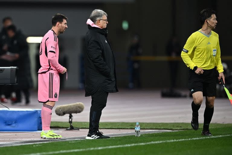 Gerardo Martino observa cómo Lionel Messi se alista para ingresar al campo de juego durante el segundo tiempo del amistoso entre Inter Miami y Vissel Kobe disputado en Tokio