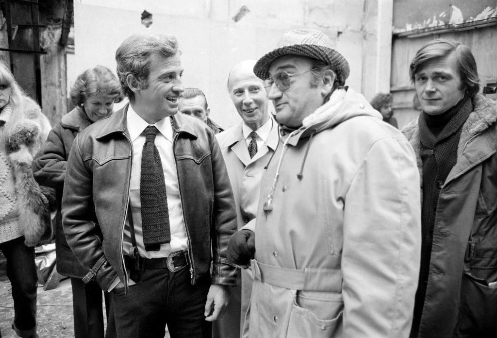 Jean-Paul Belmondo et le réalisateur Henri Verneuil lors du tournage de son film 'Peur sur la ville' en novembre 1974 à Paris, France. C’est en hommage à une scène mythique de ce film qu’une partie du pont Bir-Hakeim à Paris va être renommé promenade Jean-Paul Belmondo.
