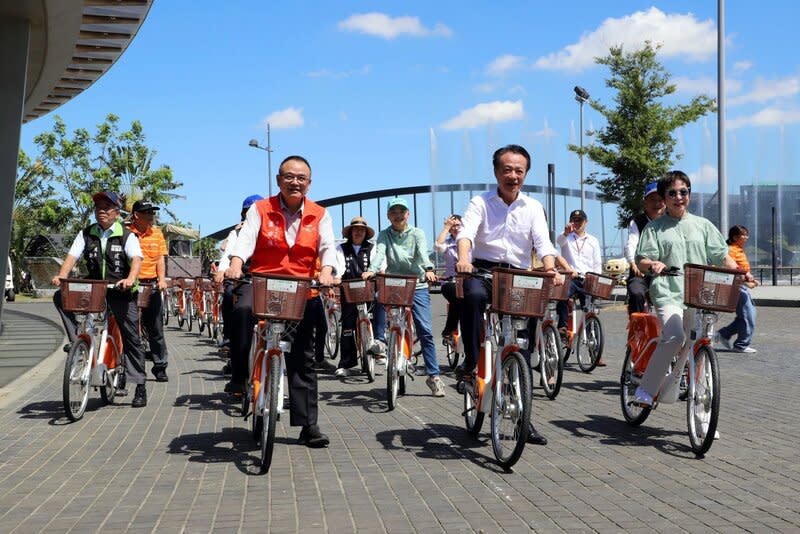 嘉義縣YouBike啟用（2） 嘉義縣3日啟用YouBike公共自行車，首波在朴子市、 太保市、民雄鄉、水上鄉及中埔鄉共設置60個站點。 圖為嘉義縣長翁章梁（前中）、故宮南院院長蕭宗煌 （前左）、YouBike董事長劉麗珠（前右）等人試 騎。 中央社記者黃國芳攝  113年7月3日 