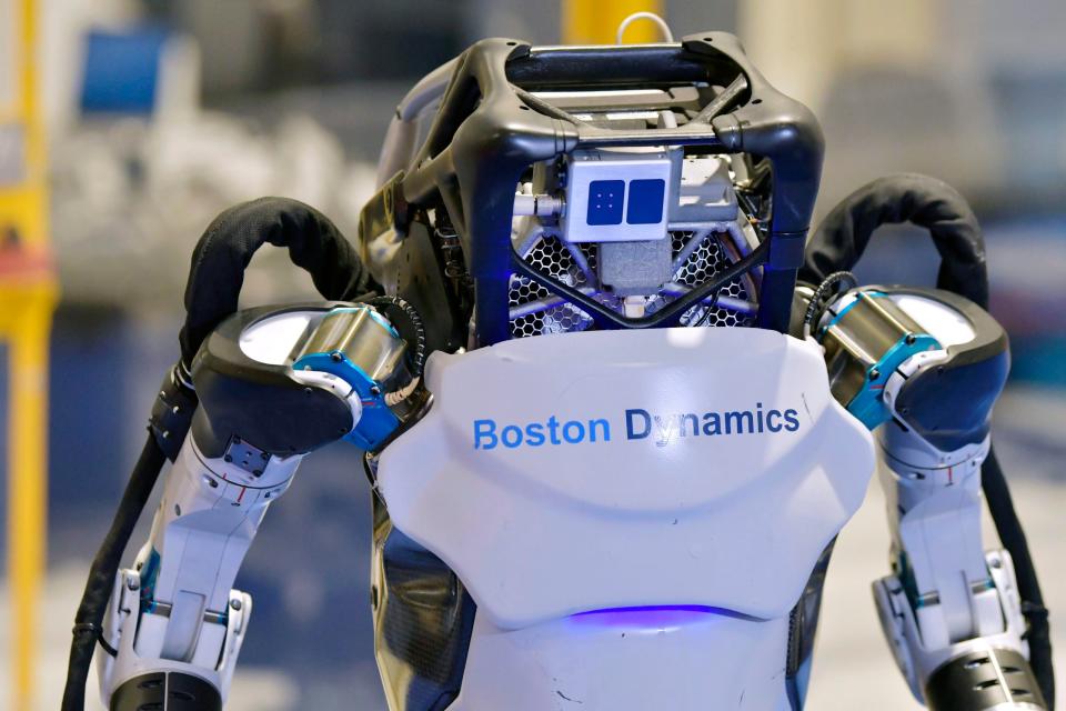 Ein Atlas-Roboter von Boston Dynamics führt während einer Demonstration eine Bewegung aus. - Copyright: picture alliance / ASSOCIATED PRESS | Josh Reynolds