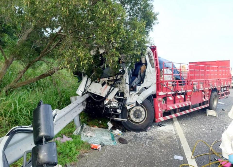 國道三號北上一八四點八公里台中龍井路段昨日清晨發生大貨車撞故障車，大貨車駕駛傷重送醫不治。（記者陳金龍翻攝）