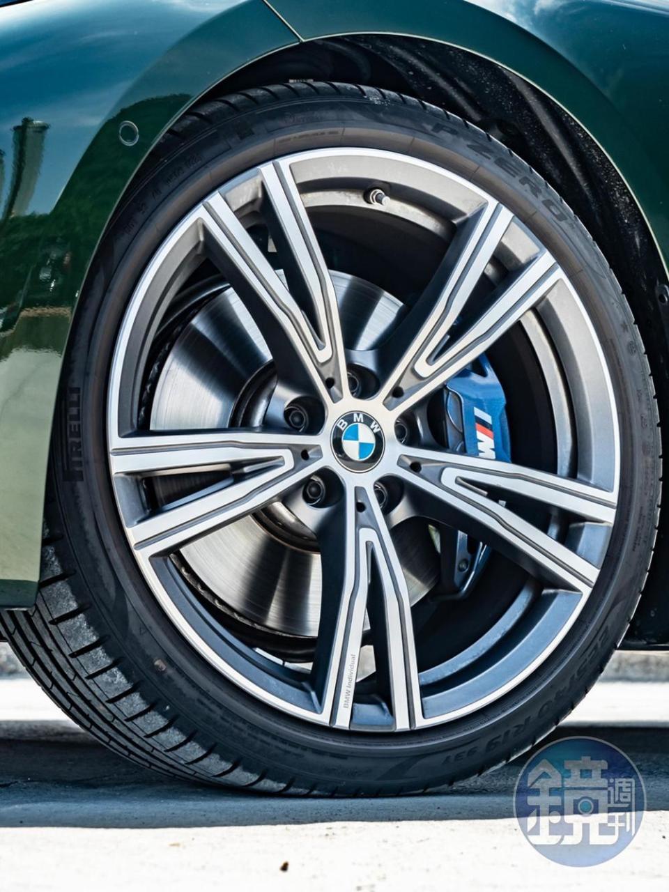 專屬19吋BMW Individual雙輻式輪圈，搭配 M 款煞車卡鉗。