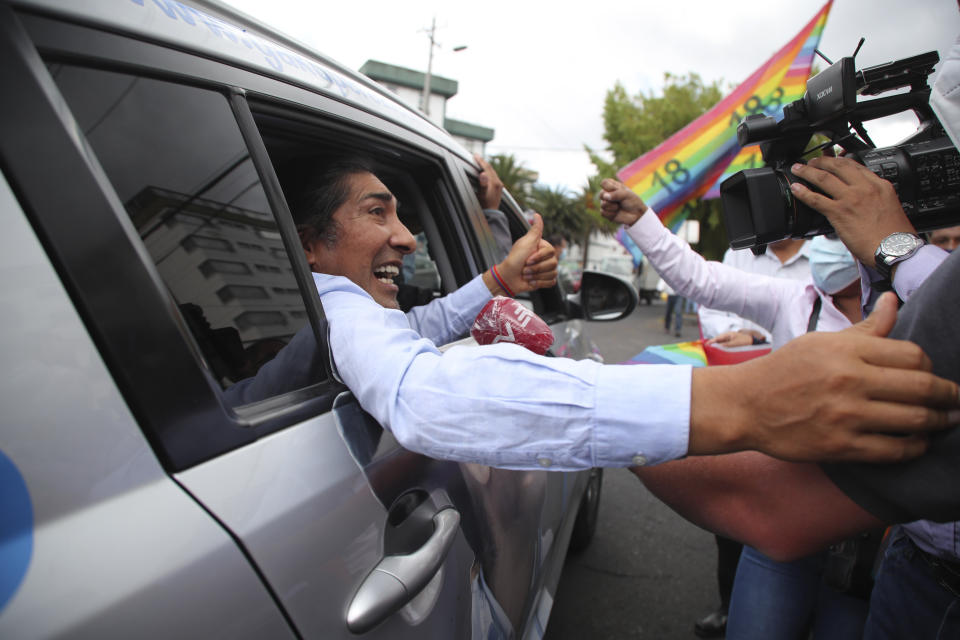 Yaku Pérez, candidato presidencial por el partido político Pachakutik, saluda al salir de una conferencia de prensa frente al Centro de Procesamiento del Consejo Electoral, luego de una reunión con observadores de la OEA, en Quito, Ecuador, el martes 9 de febrero de 2021. (AP Foto/Dolores Ochoa)