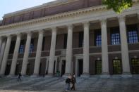 La Biblioteca Widener, en el campus de la Universidad de Harvard, en Cambridge, Massachusetts (EEUU). El prestigioso centro investiga a unos 125 alumnos que podrían haber copiado en un examen final, anunciaron las autoridades de ese centro educativo en Massachusetts (noreste de Estados Unidos). (AFP/GettyImages/Archivo | Darren McCollester)