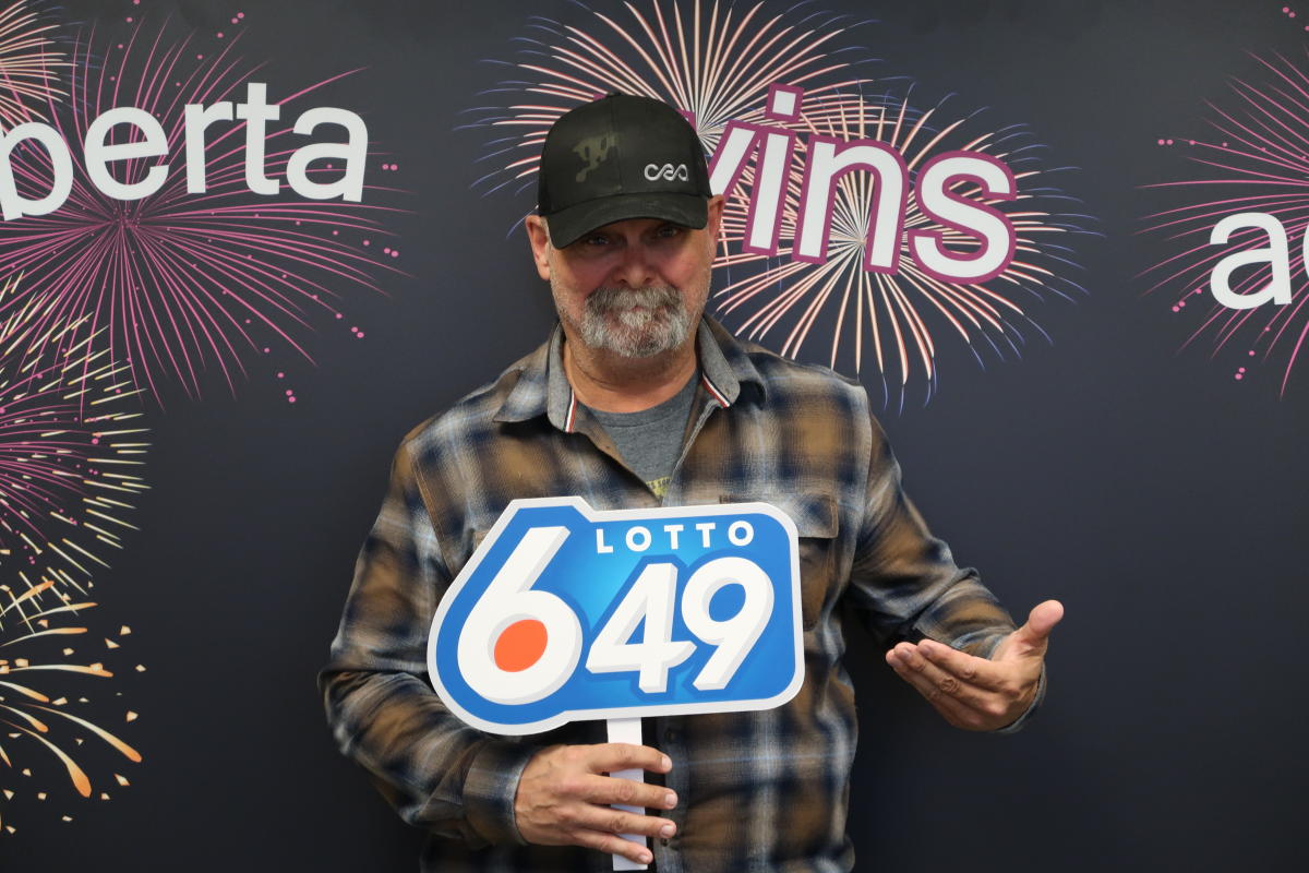 Lotto 6/49: Friends gift Alberta lottery winner reading glasses after he nearly misses M win