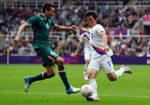 El surcoreano Bokyung Kim (D) intenta eludir al mexicano Héctor Herrera durante un partido por el torneo olímpico disputado el 26 de julio de 2012 en Newcastle. (AFP | paul ellis)