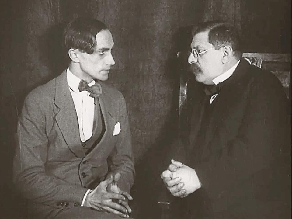 The protagonist Paul Körner, played by Conrad Veidt, speaks with the Doctor, played by Magnus Hirschfeld, a reknowned sexologist at the time. (Edition Filmmuseum)