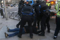 <p>Uno de los taxistas en el suelo durante su enfrentamiento con los agentes.<br>Foto: AP Photo/Andrea Comas </p>