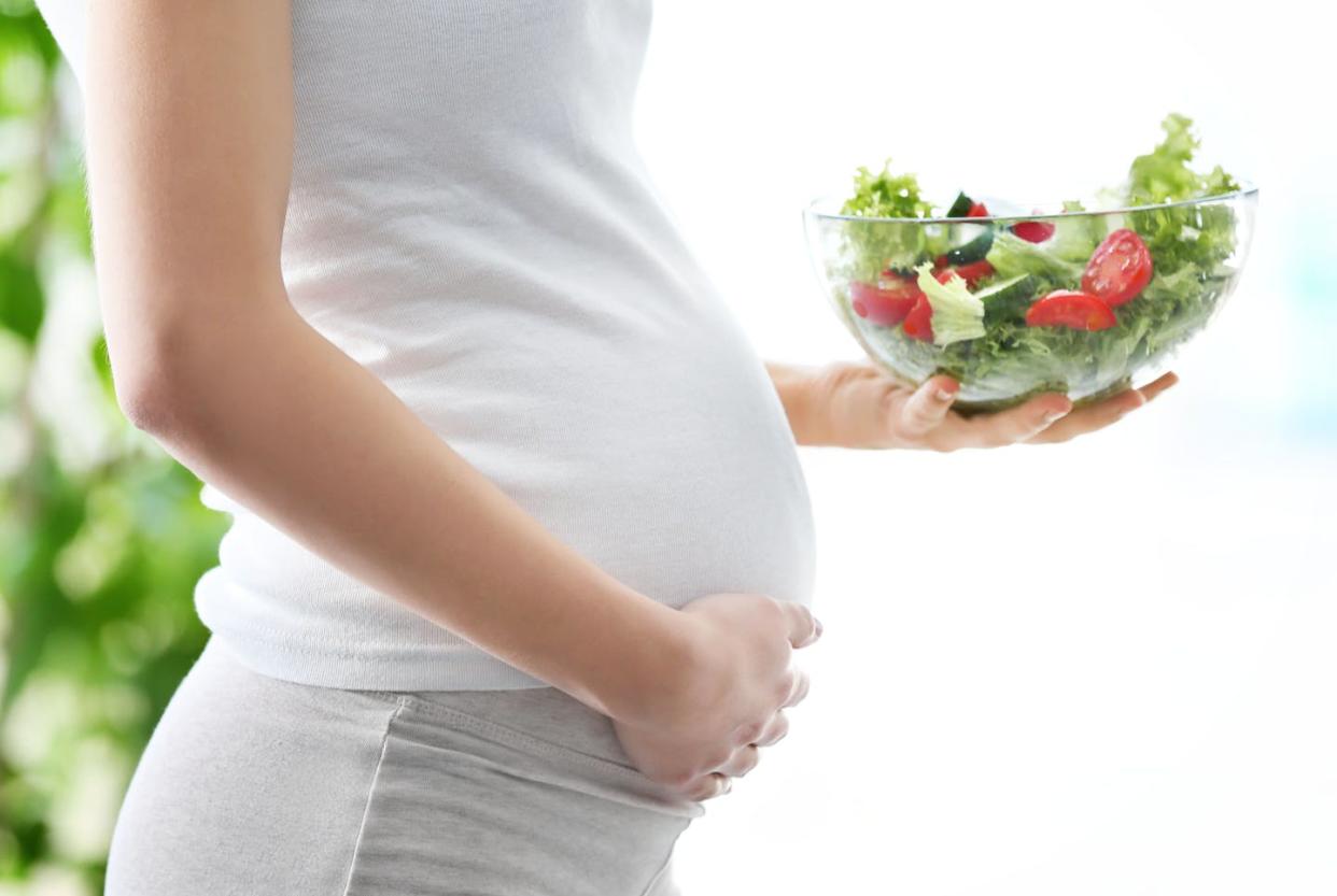 <a href="https://www.shutterstock.com/es/image-photo/pregnant-woman-holding-glass-bowl-fresh-398747407" rel="nofollow noopener" target="_blank" data-ylk="slk:Africa Studio / Shutterstock;elm:context_link;itc:0;sec:content-canvas" class="link ">Africa Studio / Shutterstock</a>