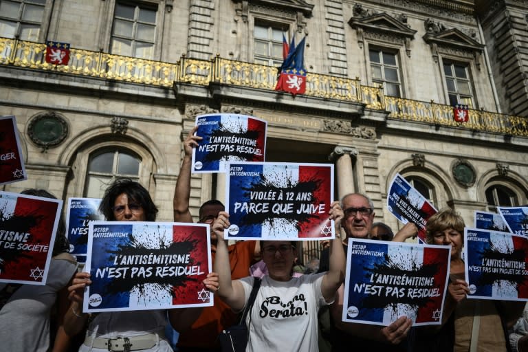 Unos manifestantes condenan la presunta violación en grupo de una niña judía de 12 años, el 19 de junio de 2024 en la ciudad francesa de Lyon (Jean-Philippe Ksiazek)