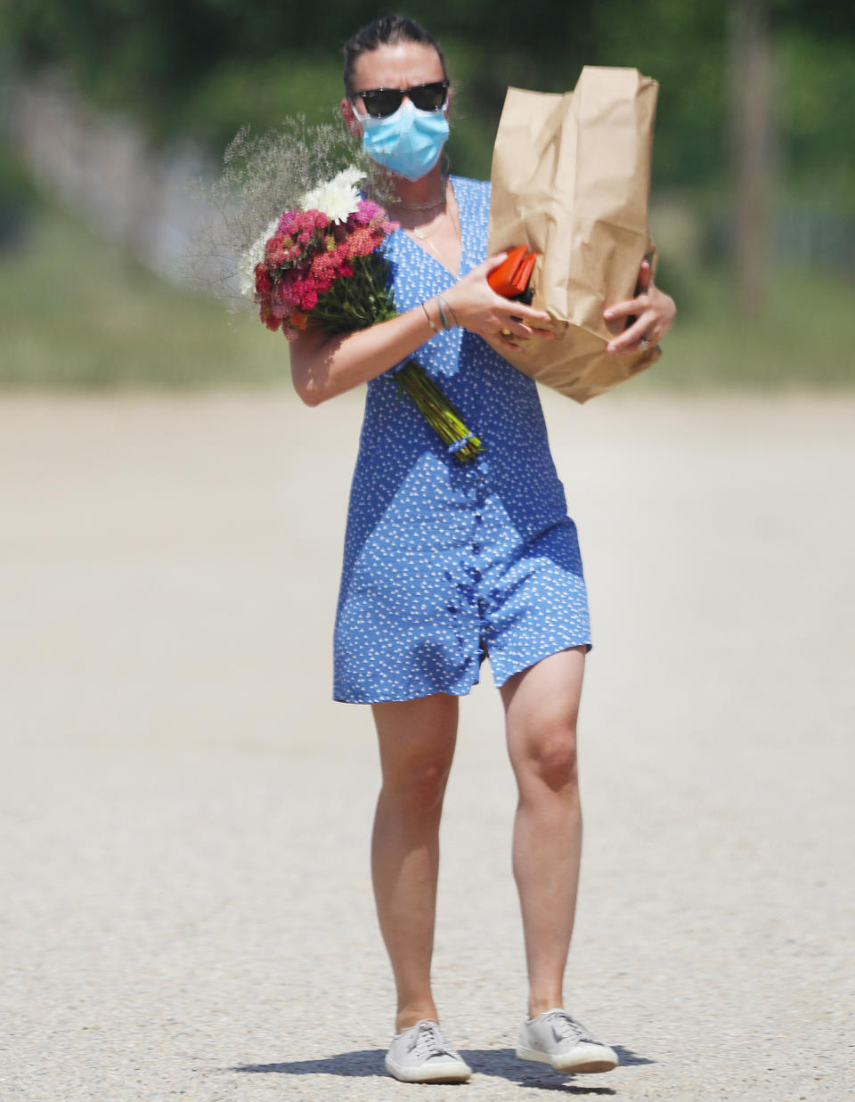 <p>Scarlett Johansson totes her farmers market haul on Friday in The Hamptons, New York.</p>