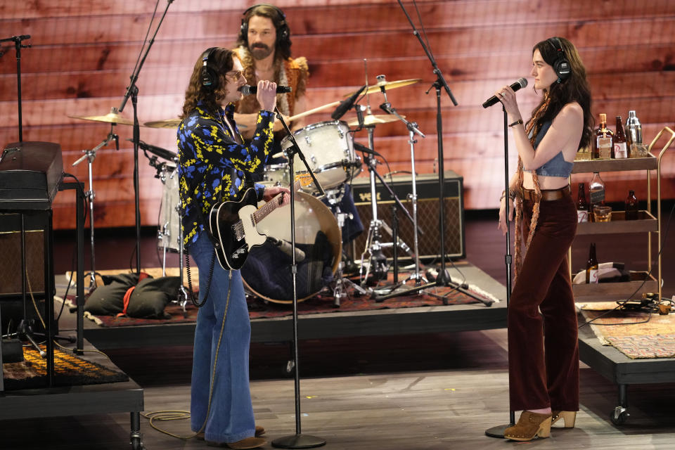 Los miembros de la compañía de "Stereophonic" durante su presentación en la 77a edición de los Premios Tony el domingo 16 de junio de 2024 en Nueva York. (Foto Charles Sykes/Invision/AP)