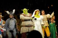 Ja, "Shrek" gibt es auch als Musical! 2008 kam das Stück an den Broadway (Bild), es folgte eine Tour durch die USA und viele andere Länder - auch nach Deutschland. Zuletzt sah man "Shrek - Das Musical" im vergangenen Jahr in Australien. (Bild: Joe Corrigan/Getty Images)