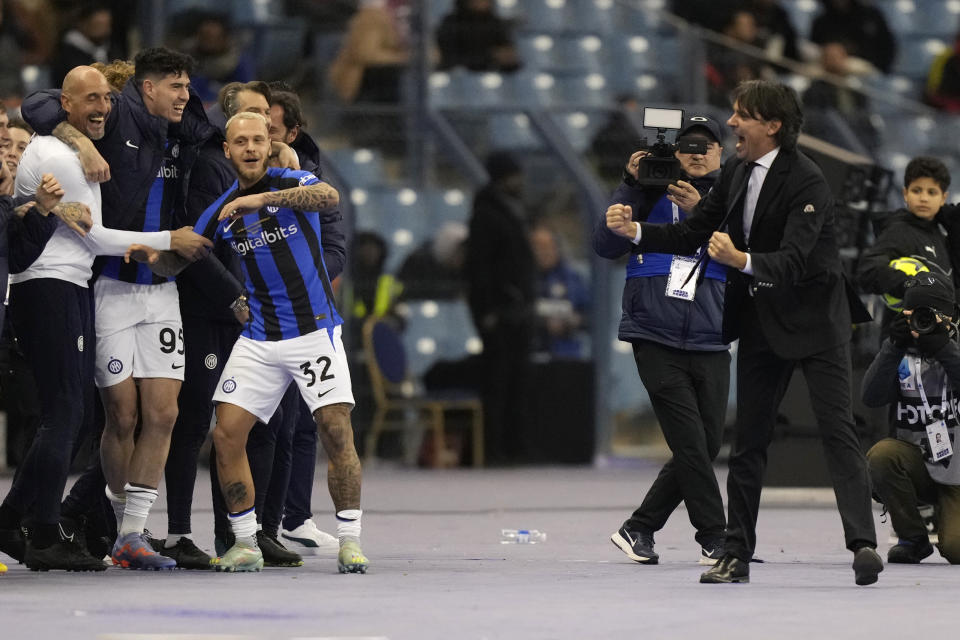 Inter Milan's head coach Simone Inzaghi, right, reacts with his team during the Italian Super Cup final soccer match between AC Milan and Inter Milan at the King Saud University Stadium, in Riyadh, Saudi Arabia, Wednesday, Jan. 18, 2023. (AP Photo/Hussein Malla)