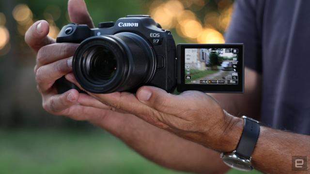 Máy ảnh Canon EOS R7 với công nghệ tiên tiến sẽ giúp bạn tạo ra những bức ảnh chất lượng tuyệt vời. Hãy thưởng thức bức ảnh liên quan đến Canon EOS R7 để được trải nghiệm sự tuyệt vời của chiếc máy này!