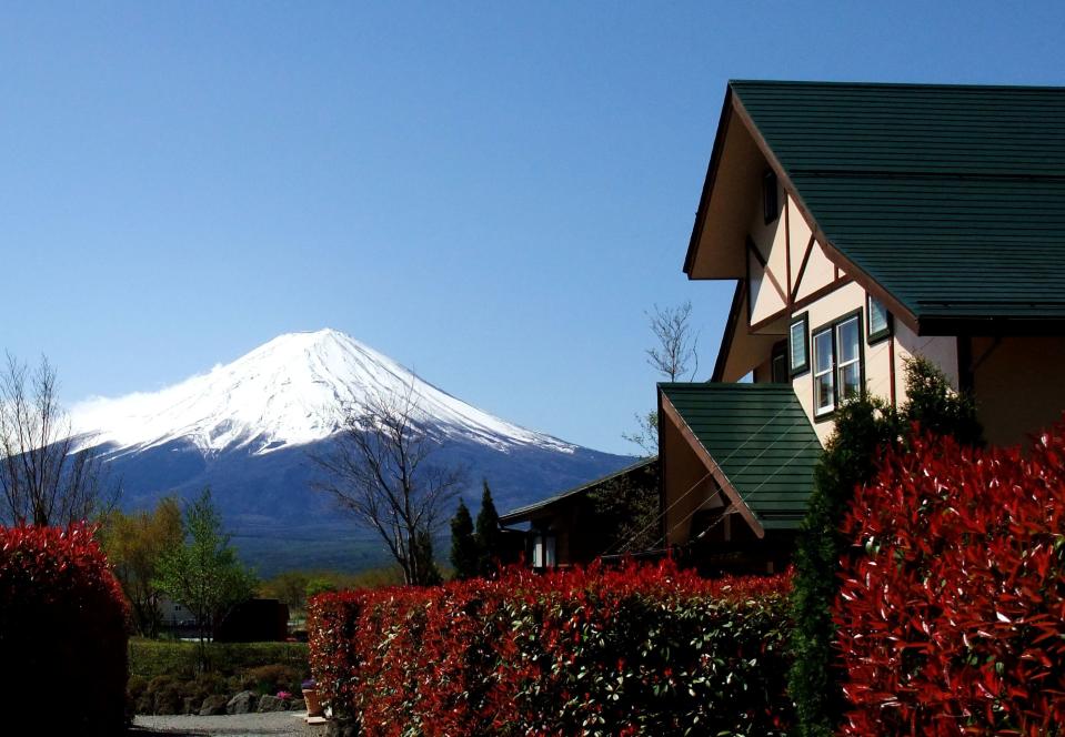 <h3>推薦住宿：Lake Villa 河口湖</h3> <p>充滿歐式風情的「Lake Villa 河口湖」廣受各地旅人好評推薦，每一棟小木屋都設有戶外露台，讓旅人們一走出房間就能親近富士山景，今年底就犒賞自己一趟放鬆身心的富士之旅吧！<br><br></p> <cite>Booking.com</cite>