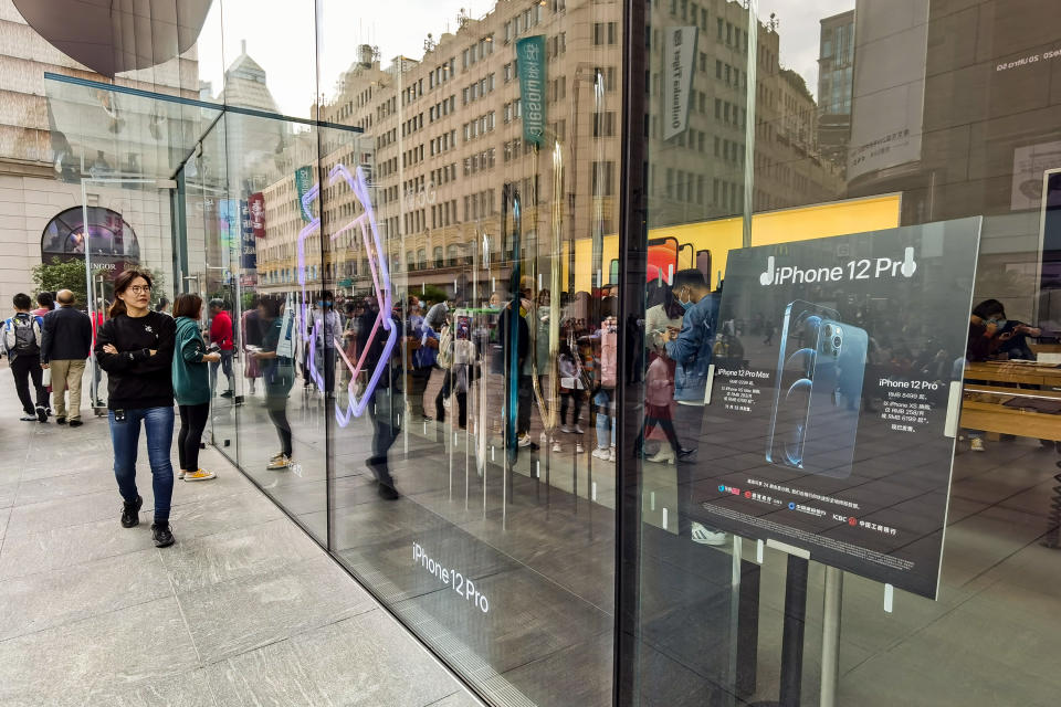 SHANGHAI, CHINA - OCTOBER 26, 2020 - Apple mobile phone store 5g version of the iPhone 12 poster. Shanghai, China, October 26, 2020.- PHOTOGRAPH BY Costfoto / Barcroft Studios / Future Publishing (Photo credit should read Costfoto/Barcroft Media via Getty Images)