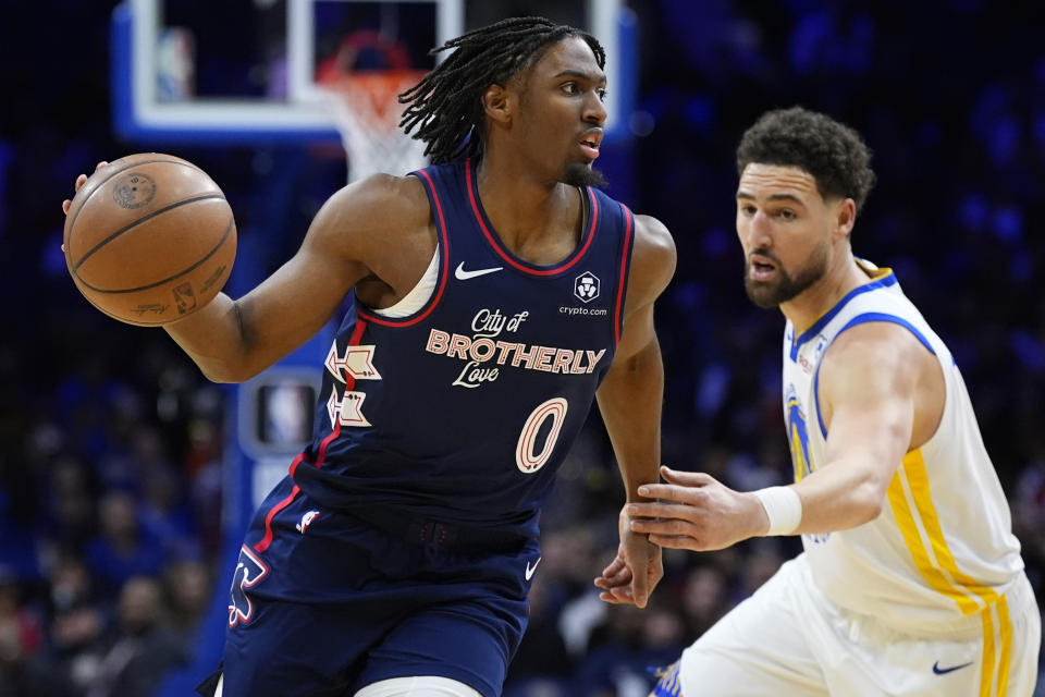 Philadelphia 76ers' Tyrese Maxey, left, gets past Golden State Warriors' Klay Thompson during the first half of an NBA basketball game, Wednesday, Feb. 7, 2024, in Philadelphia. (AP Photo/Matt Slocum)