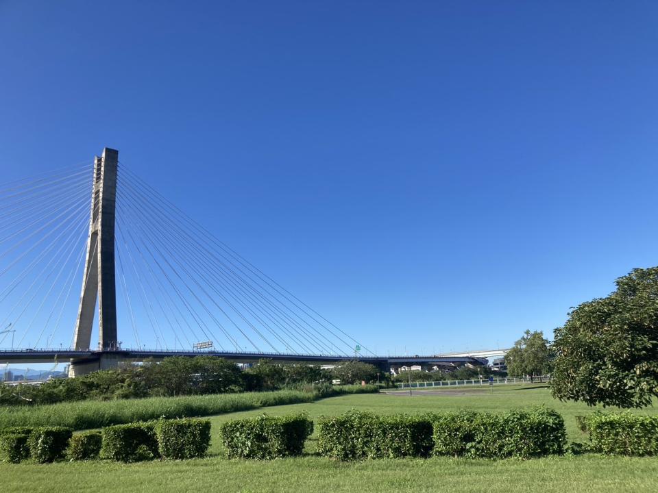 今(10)日南部地區依舊晴朗，大台北地區多雲時晴，北部高溫達30度。   圖：林岑韋/攝