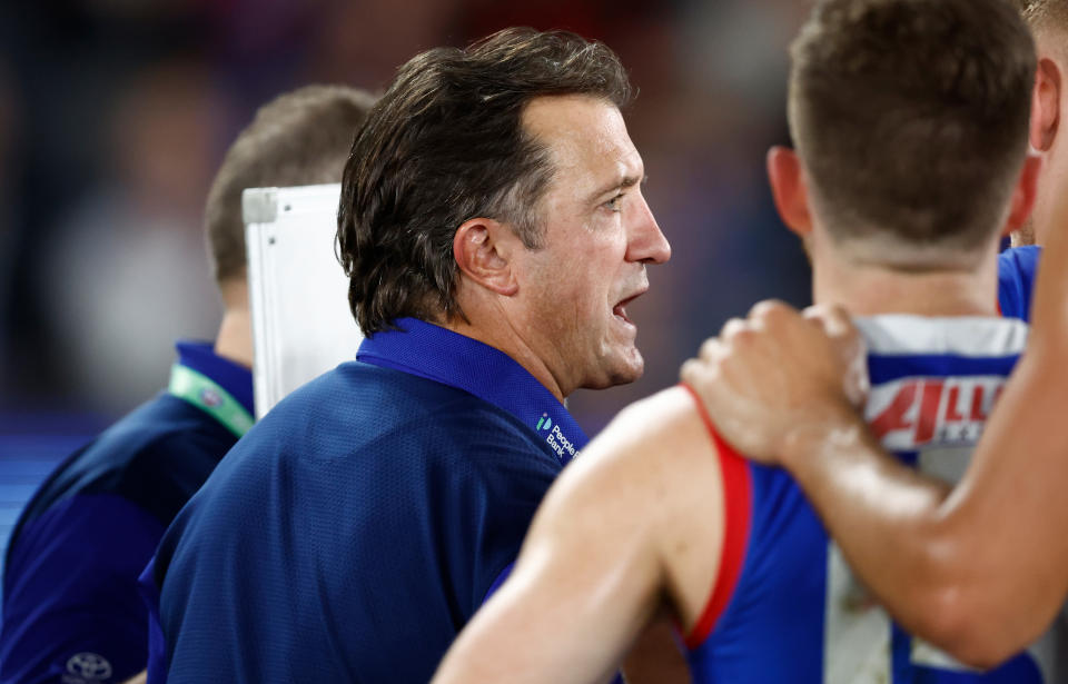 Luke Beveridge talks to his players.