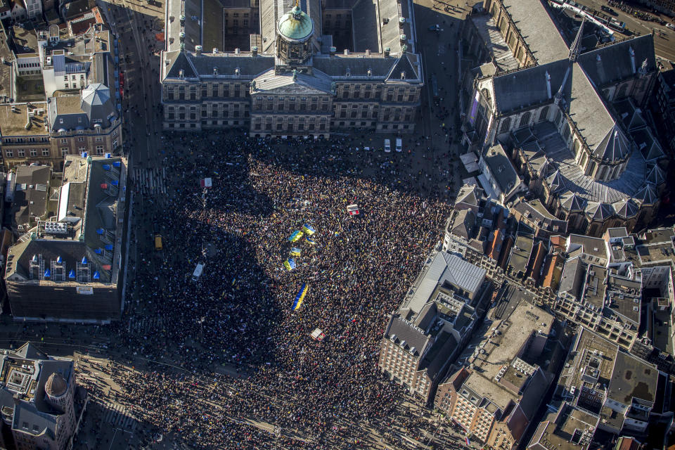 荷蘭阿姆斯特丹人民擠滿水壩廣場 (Dam square) 抗議俄羅斯軍事行動。 (Photo by Cris Toala Olivares/Getty Images)