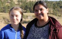 Eine ganz besondere Auszeichnung erhielt Greta Thunberg bei ihrem Besuch der Lakota in North Dakota. Nachdem sie an einer Diskussion mit der Umweltaktivistin Tokata Iron Eyes (Bild, rechts) teilgenommen hatte, wurde sie vom Häuptling des Stammes mit einem Lakota-Namen geehrt: "maphiyata echiyatan hin win" bedeutet so viel wie: "Frau, die vom Himmel kam". (Bild: www.instagram/gretathunberg)