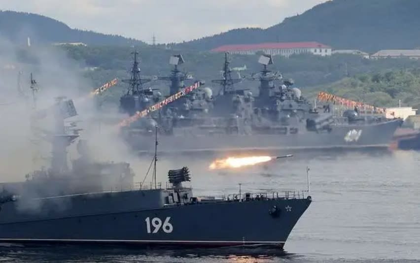 自烏俄戰爭開打以來，黑海不斷爆發無人艦機戰，烏軍 4 月 24 日淩晨，與塞瓦斯托波爾的俄軍黑海艦隊展開激烈戰鬥。   圖：翻攝自第一軍情