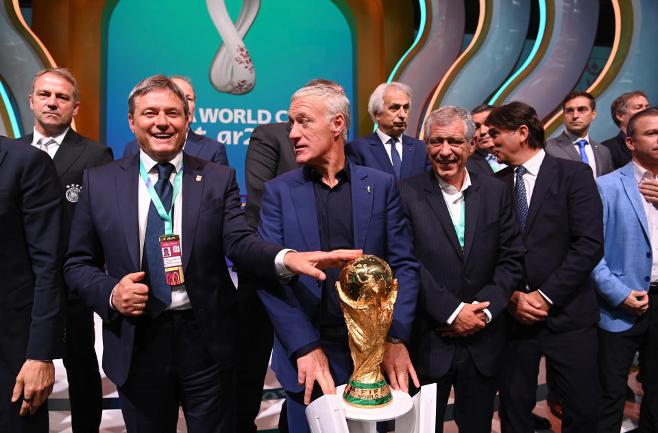 Dragan Stojkovic, Didier Deschamps y Fernando Santos con el trofeo de la Copa Mundial de Fútbol  durante el sortero para Qatar 2022. (Foto: Michael Regan - FIFA/FIFA via Getty Images)