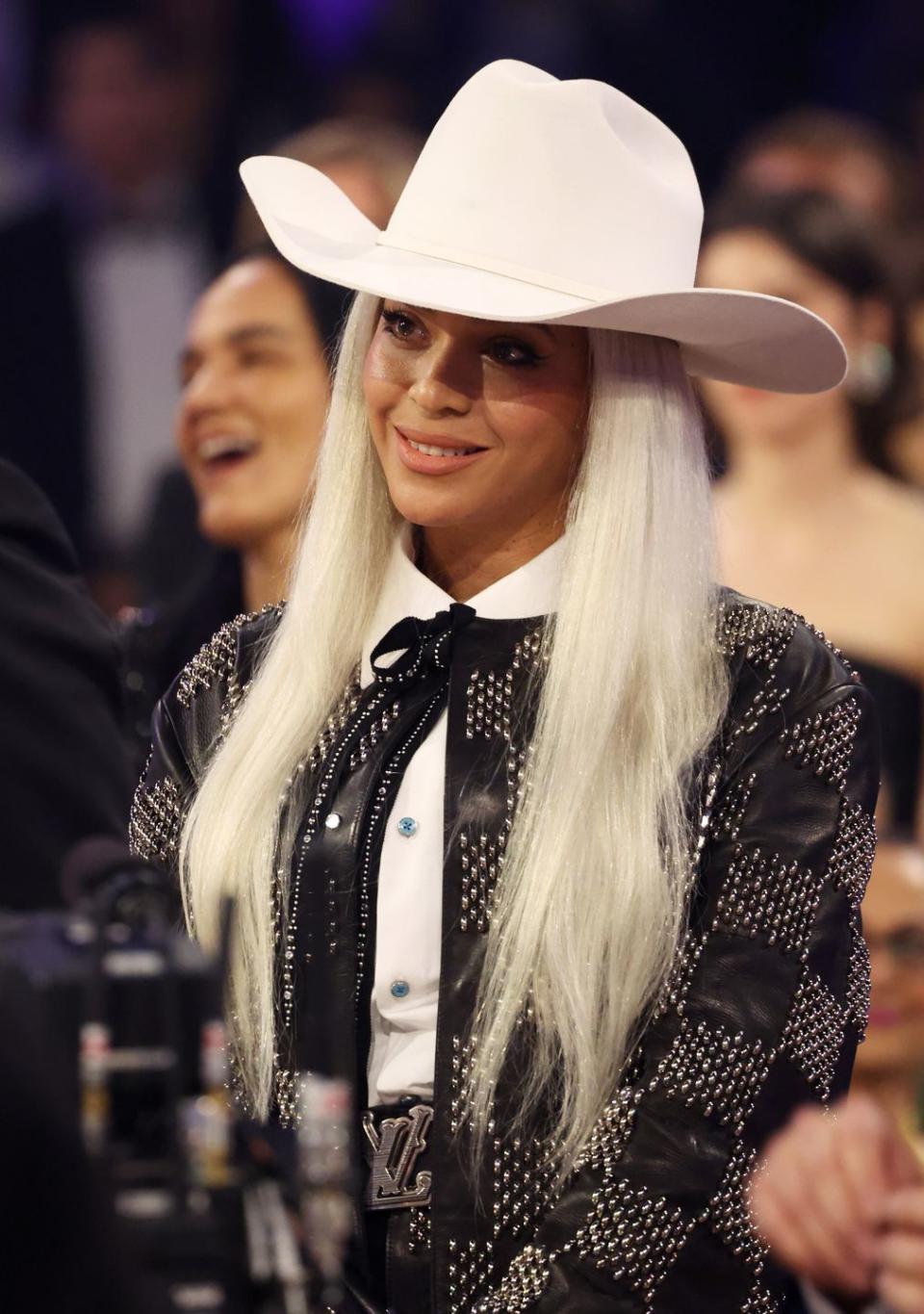 beyonce wearing a white cowboy hat and black and white country attire while attending the grammy awards