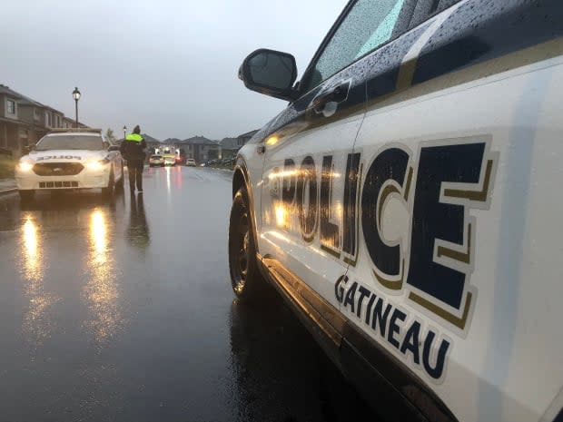 Gatineau police closed off rue de Dunkerque to traffic overnight after a father and his two children were found dead. Police say the investigation is ongoing. (Christian Milette/Radio-Canada - image credit)