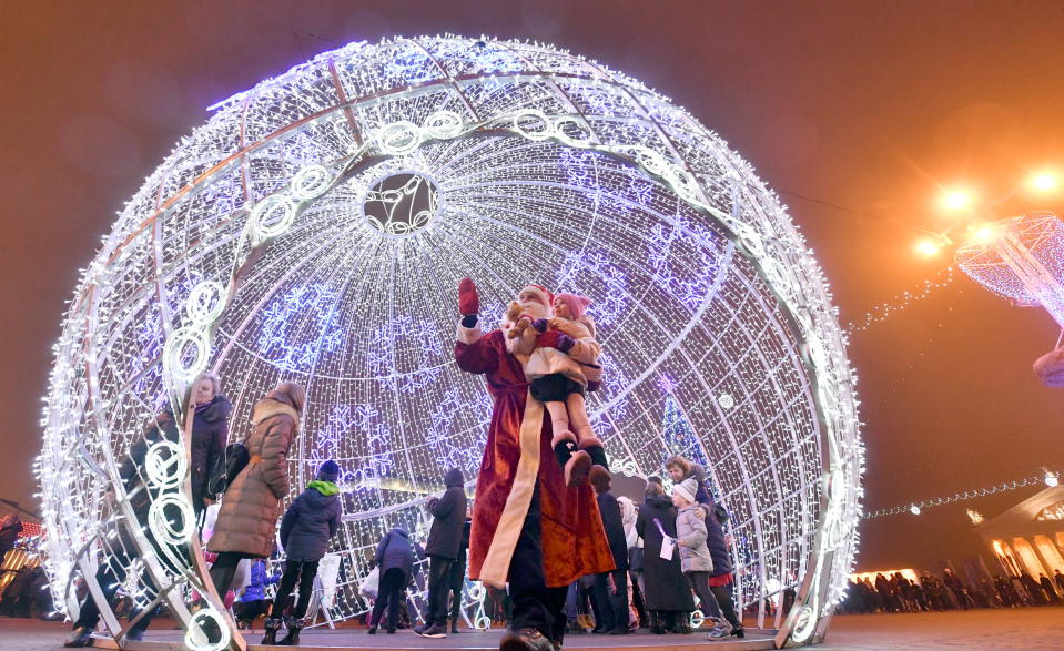 <p>People during New Year celebrations in Oktyabrskaya Ploshchad Square in central Minsk, Monday, Jan. 1, 2018. (Photo: Viktor Drachev/Getty Images) </p>