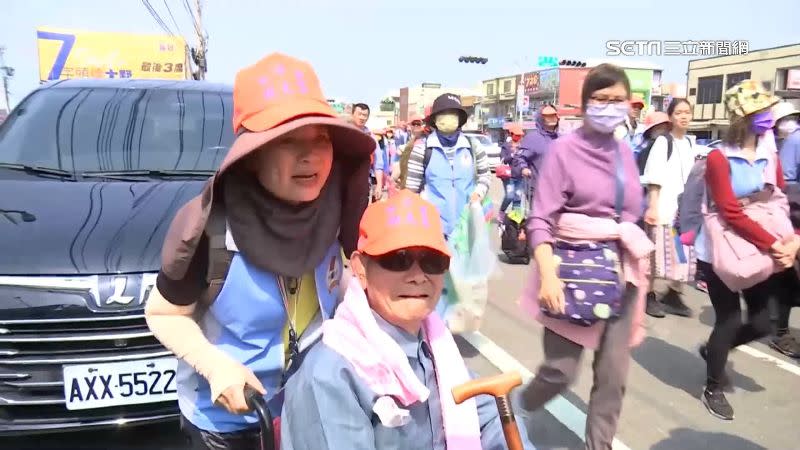 婦人推著高齡95歲的爸爸來進香，祈求父親身體健康。
