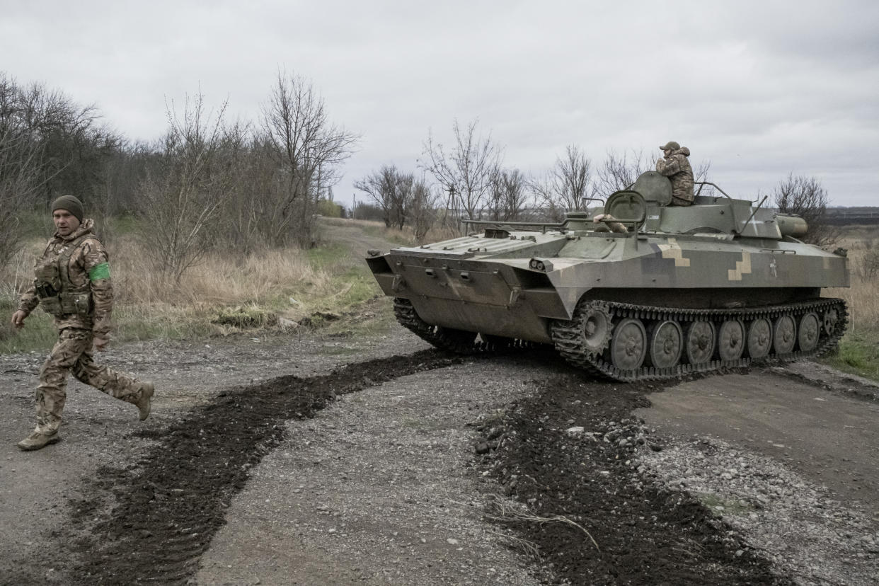 Militares ucranianos disparan un obús de 105 milímetros en una posición de artillería de la 80 Brigada de Ataque Aéreo en la región del Dombás de Ucrania, el 5 de marzo de 2023. (Tyler Hicks/The New York Times)
