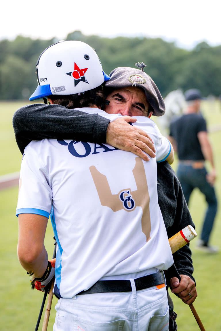 Un abrazo con su padre, Eduardo "Ruso" Heguy, que está acompañándolo en Inglaterra; "me dio los caballos y me enseñó todo", agradece el hijo al célebre número 4 de Indios Chapaleufú II.