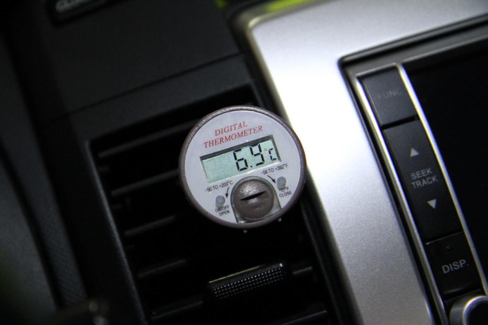 開窗冷氣吹腳的時間大約維持3分鐘即可，如果車輛有在行走的話，時間可以在縮短1分鐘，之後再將出風口調整到吹身體的位置即可，透過此方法冷氣出風口的溫度會降得比較快。