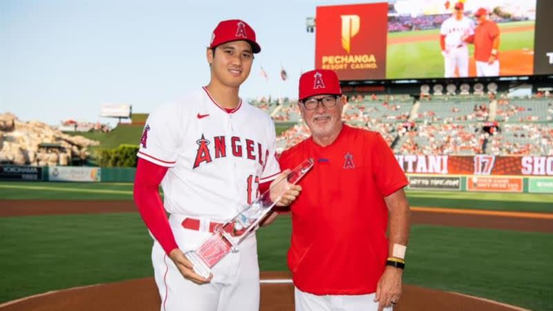 天使隊頒獎給大谷翔平。（圖／翻攝自天使推特）