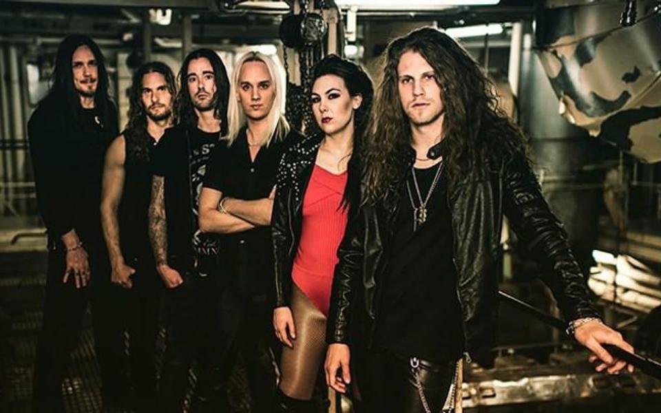 "Wer Children Of Bodom, Within Temptation, In Flames und Roxette mag, der wird Amaranthe lieben", hat man mal augenzwinkernd über Ryd und ihre Powermetal-Truppe geschrieben. Wer sich selbst überzeugen möchte: 2020 erschien ihr aktuelles Album "Manifest". (Bild: Spinefarm Records)