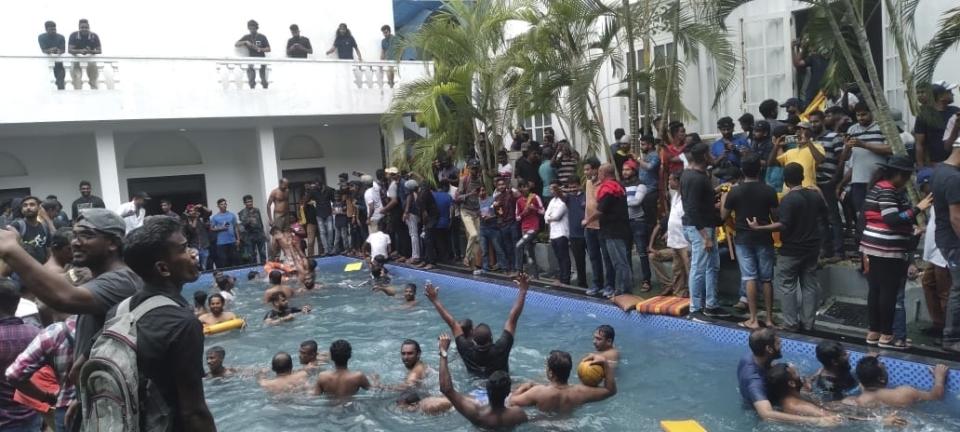 La toma de la piscina en el Palacio Presidencial AP Photo)