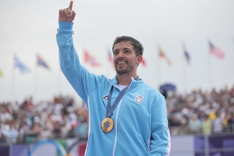 Maligno Torres luego de recibir la medalla de oro en la competencia de BMX en París 2024.