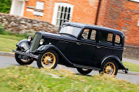 <p>La production du modèle T a commencé à Manchester en Angleterre en 1911, mais au début des années 1930, la partie britannique de l'opération était en grande difficulté. Ayant désespérément besoin d'une voiture bon marché à l'achat et à l'impôt, elle a créé le modèle Y, qui, dans sa forme la plus basique, se vendait à peine <strong>100 livres sterling</strong>, un record pour une voiture britannique à quatre places.</p><p>Heureusement pour Ford, elle a connu un énorme succès, représentant 40 % des ventes dans la catégorie des <strong>8 ch. Elle a </strong>également été construite dans d'autres pays, notamment en Allemagne, où elle a été baptisée <strong>Köln </strong>(Cologne) parce que c'est là que ces versions étaient produites.</p>