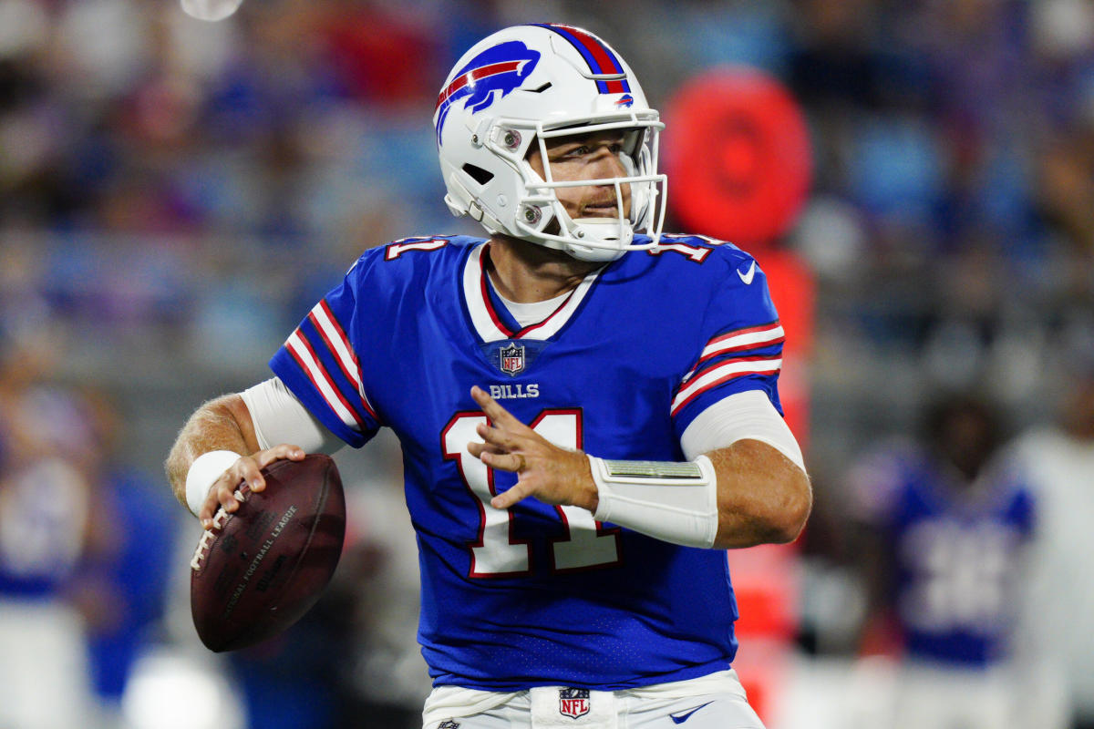 Buffalo Bills linebacker Joe Giles-Harris warms up with the football  News Photo - Getty Images