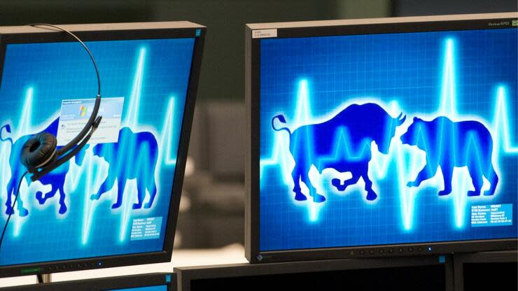 Bulle und Bär, Symbol für steigende und fallende Kurse an der Börse. Foto: dpa