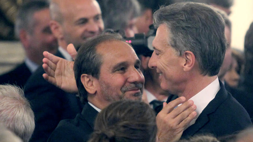 Nicolás Caputo felicitando a Mauricio Macri durante su asunción como Presidente en 2015
